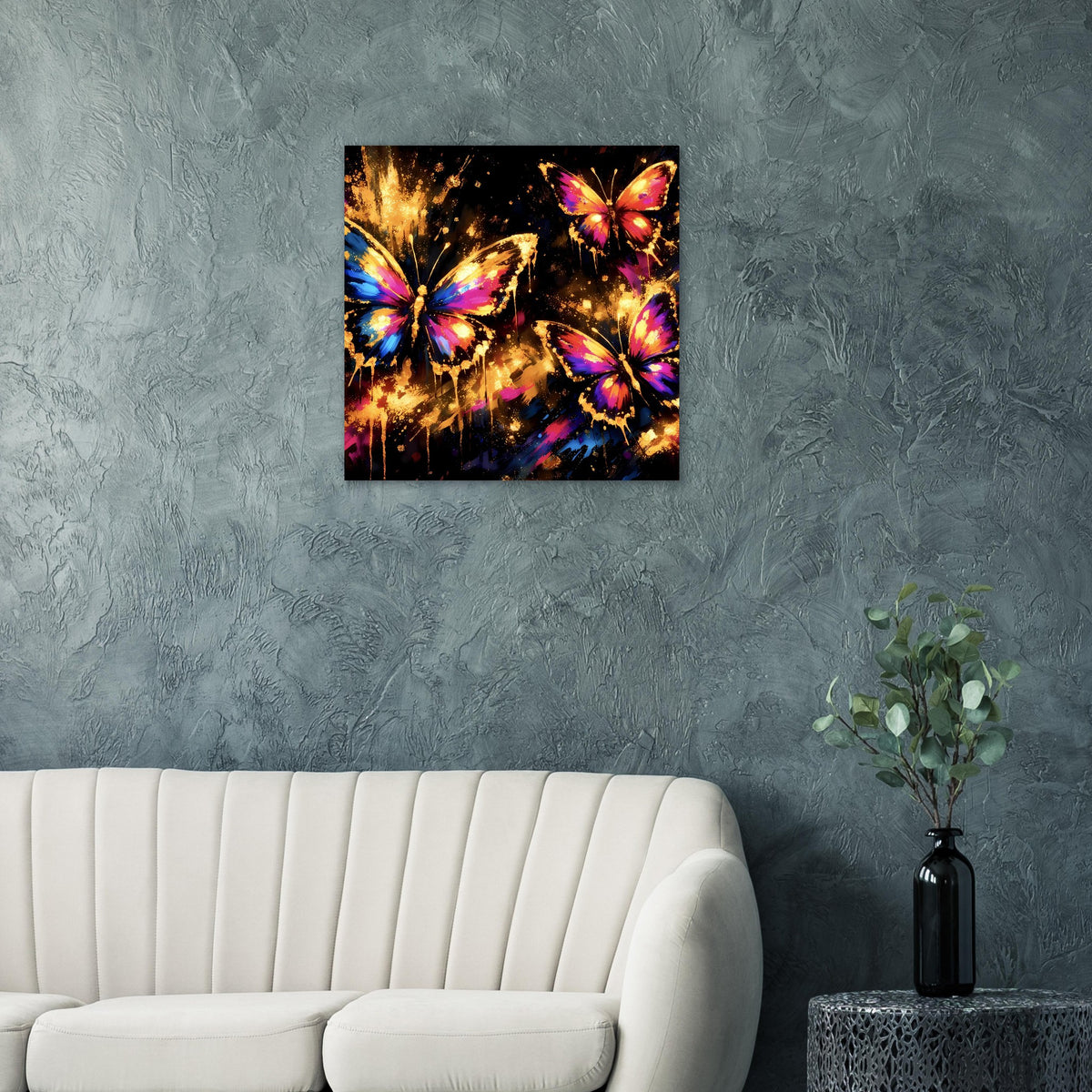 Kunstposter mit vier bunten Schmetterlingen im schwarzen Rahmen an der Wand