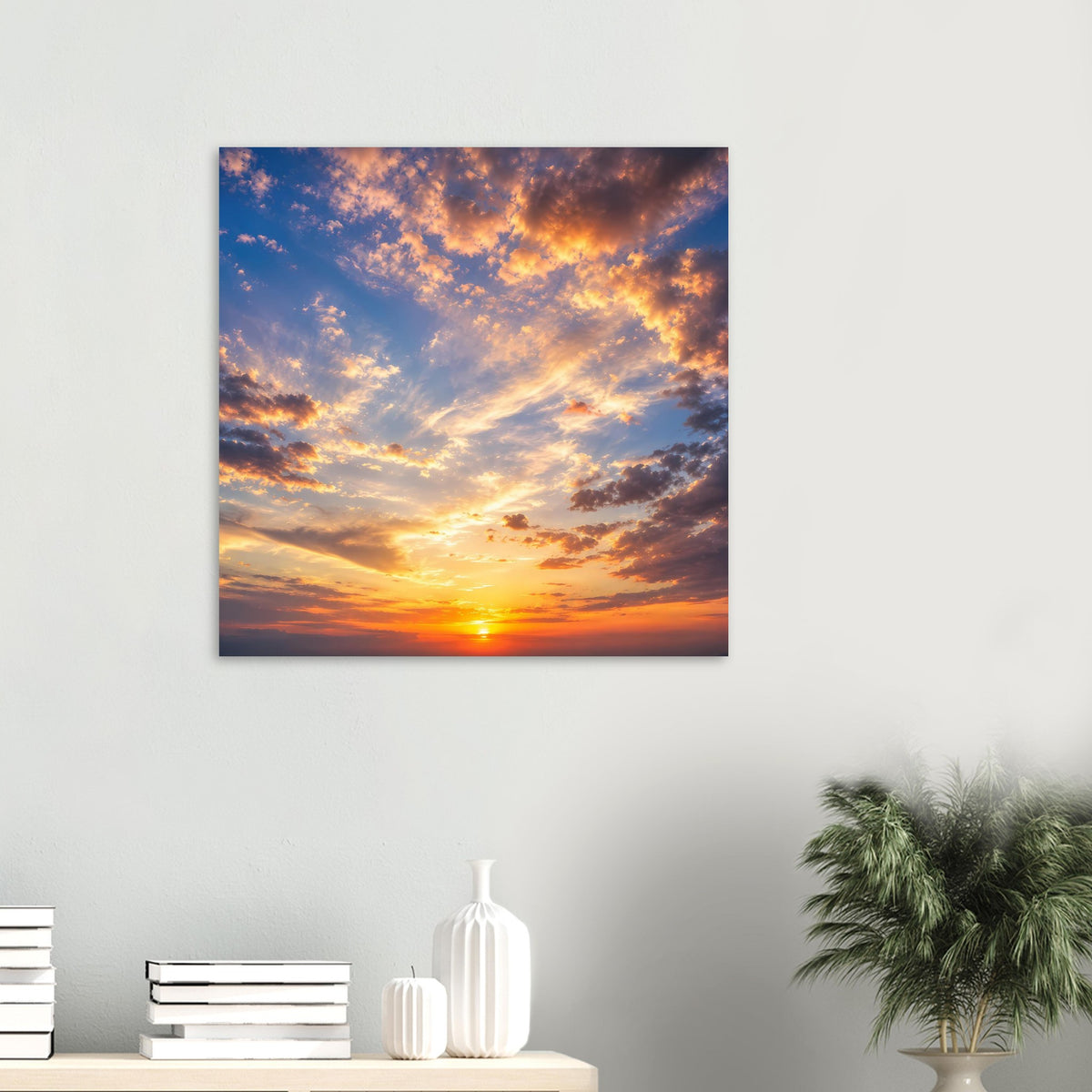 Kleines quadratisches Poster mit Sonnenuntergangshimmel, leuchtenden Wolken und Sonne, dunkler Rahmen.