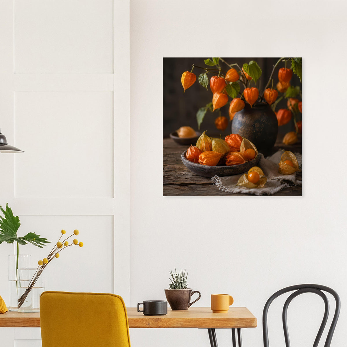 Quadratisches Wandposter: orangefarbene Herbstfrüchte und dunkle Vase über Holzschale