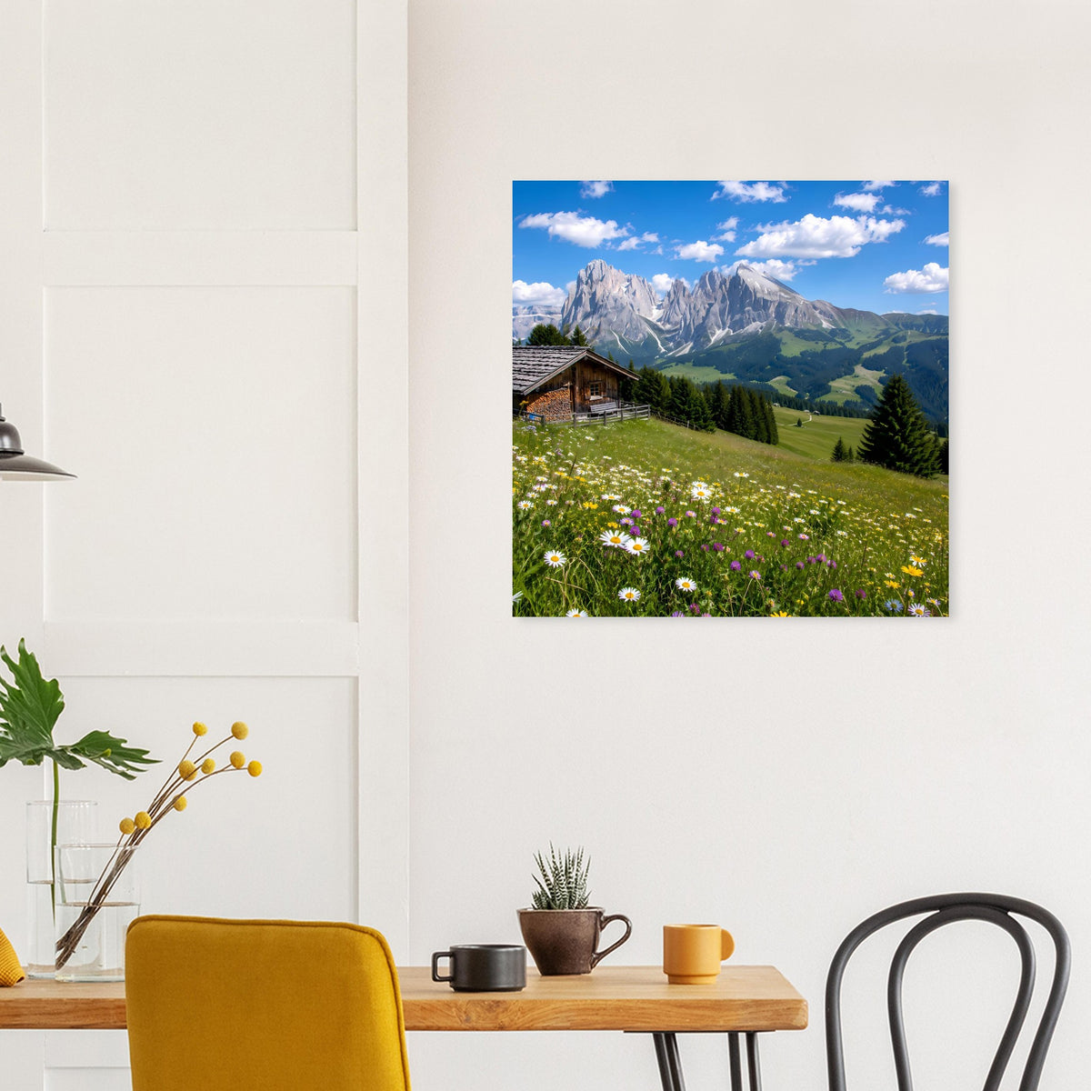 Alpenwiesen-Landschaftsposter: Blumenmeer auf Almwiese mit Almhütte und Bergpanorama, blauer Rand