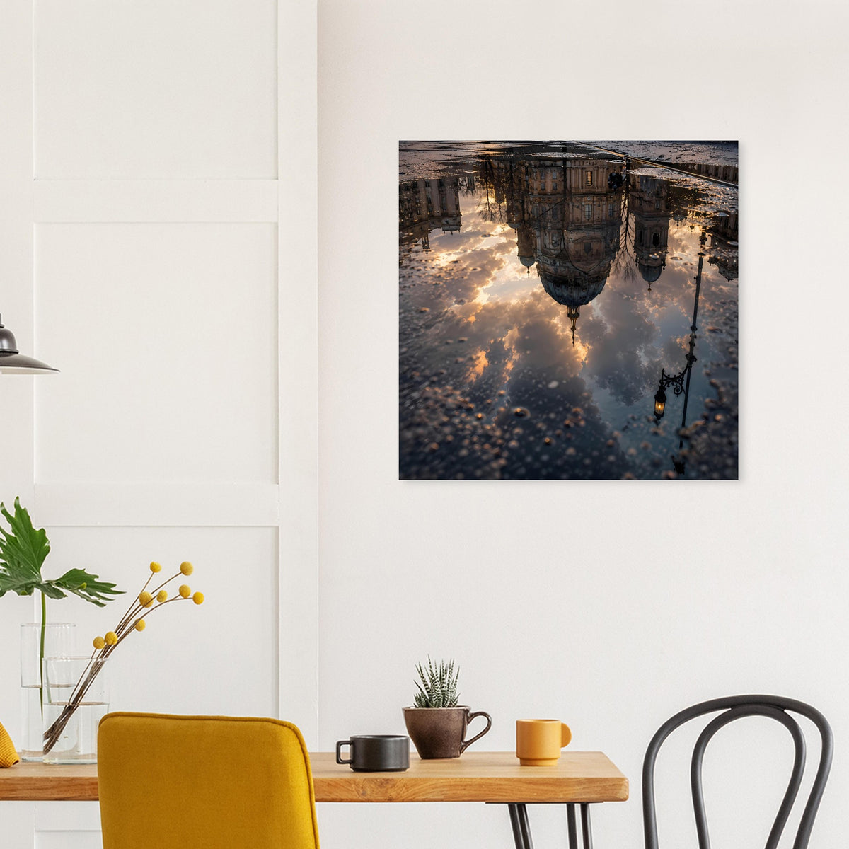 Quadratisches Poster mit düsterem Lichtspiel, Wolkenhimmel und hängender Kette im Motiv.