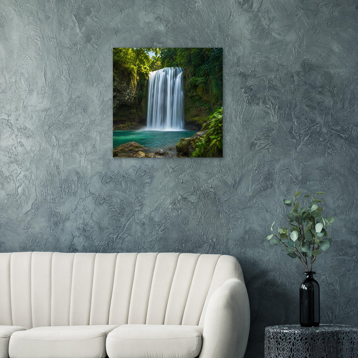Gerahmtes Poster mit Wasserfall im Wald, satten Grüntönen und türkisfarbenem Becken