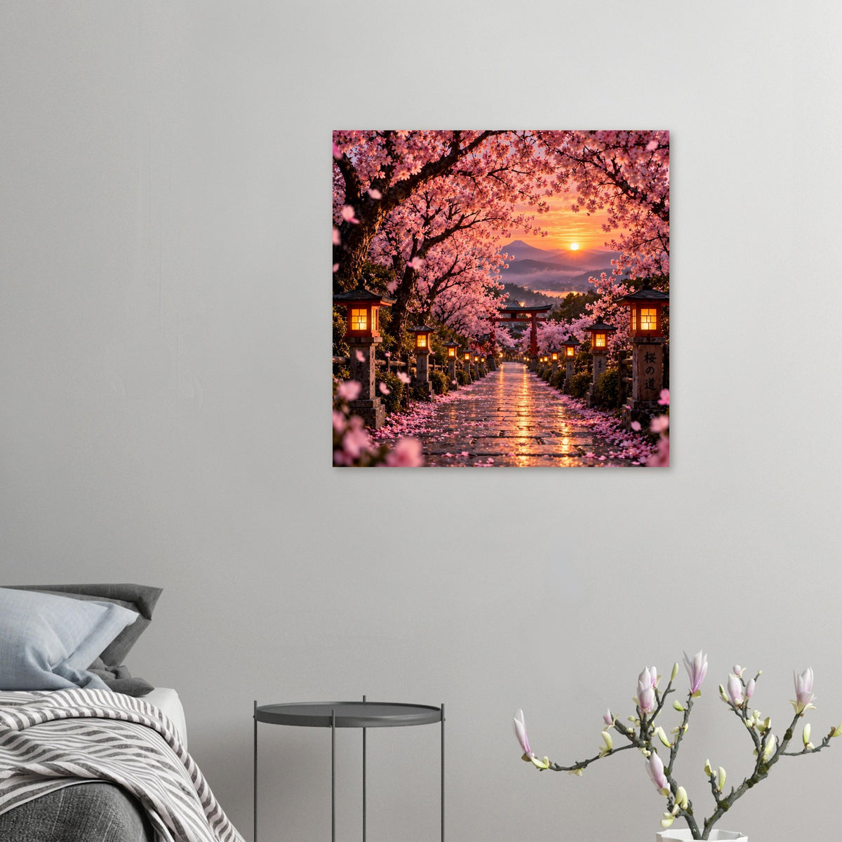Quadratisches Sakura-Kirschblütenweg Poster mit Torii-Tor, warmes Licht und pinken Blüten