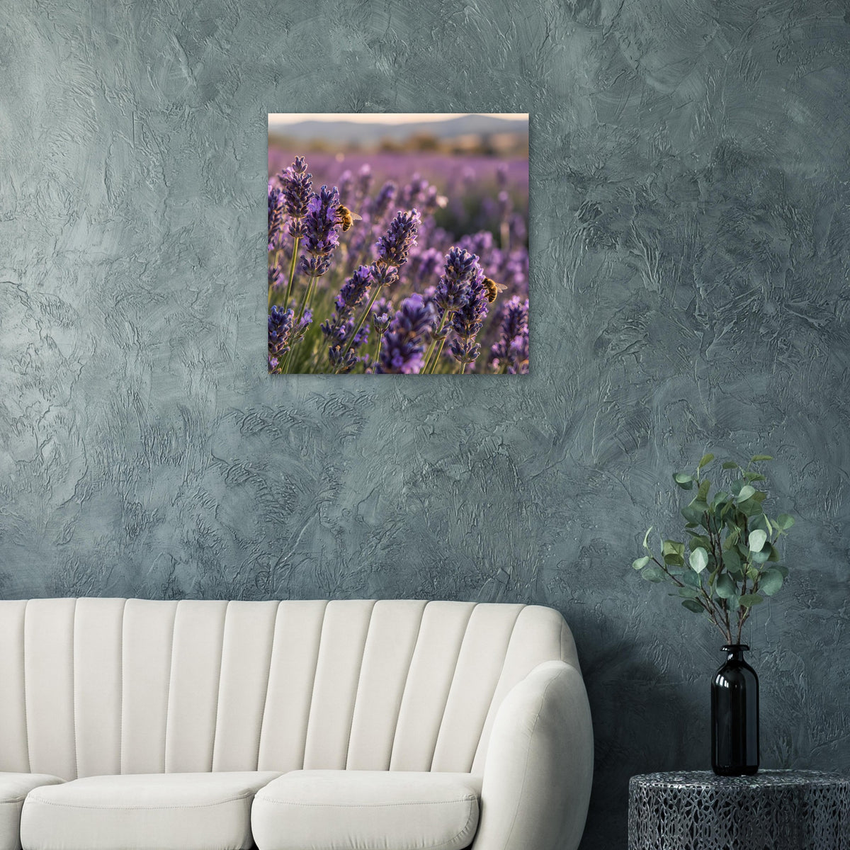 Poster mit violetten Lavendelblüten an grauer Wand, quadratisch gerahmt