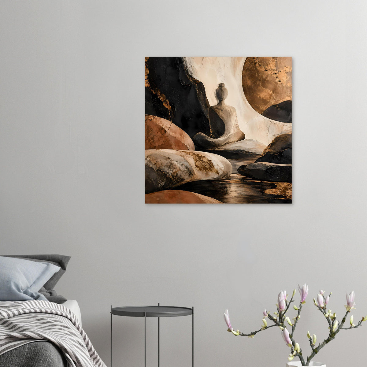 Kleines gerahmtes Poster: abstrakte Meditationsfigur zwischen Steinen, warmes Braun- und Schwarzmuster