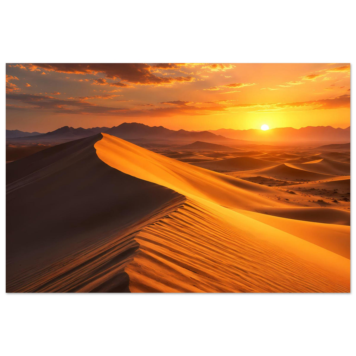Wüstenlandschafts-Poster mit Dünen, Bergumrissen und leuchtender Sonne im Abendhimmel