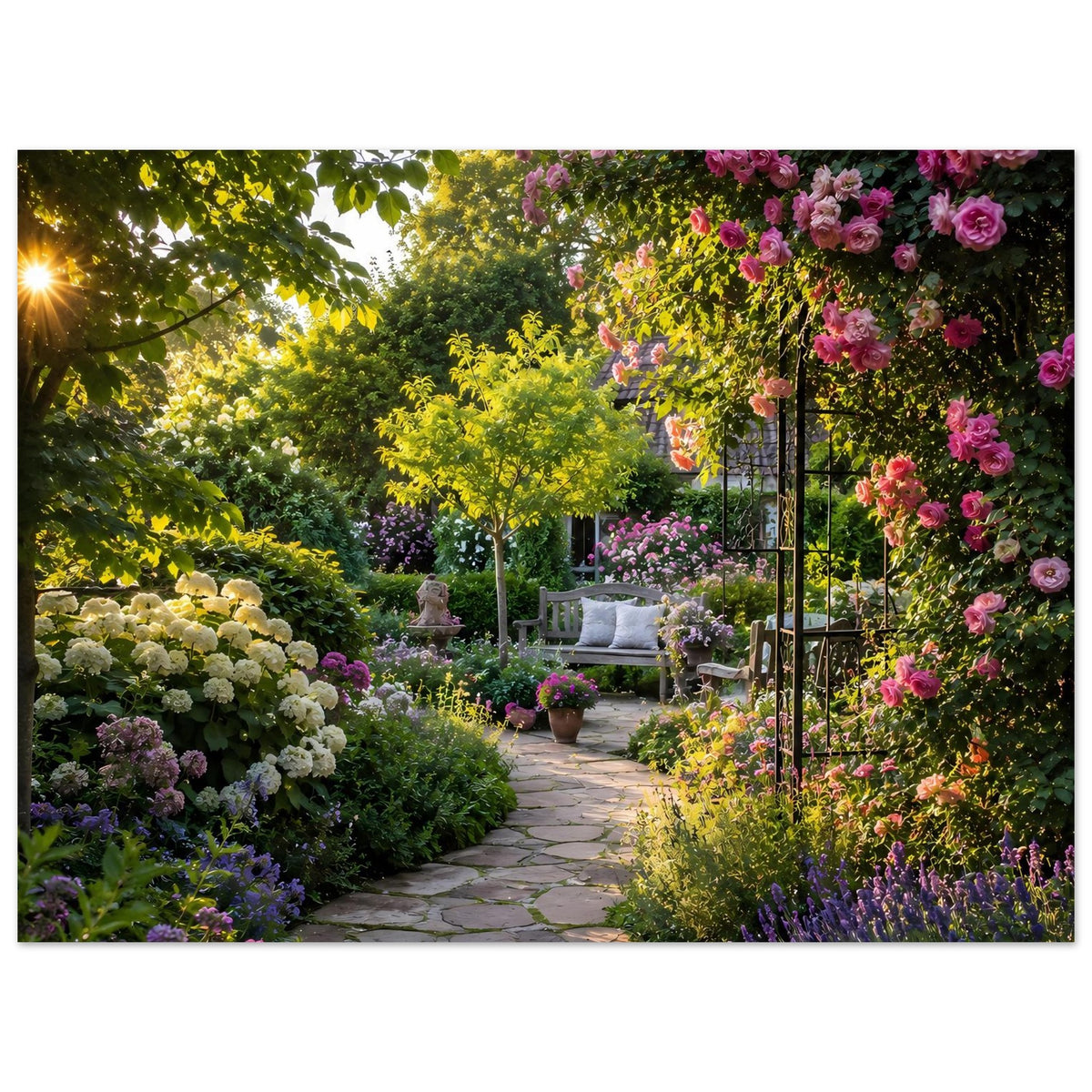 Poster mit Gartenweg, üppigem Rosenbogen und farbigen Blütenbeeten, Sonnenlicht, schwarzer Rahmen