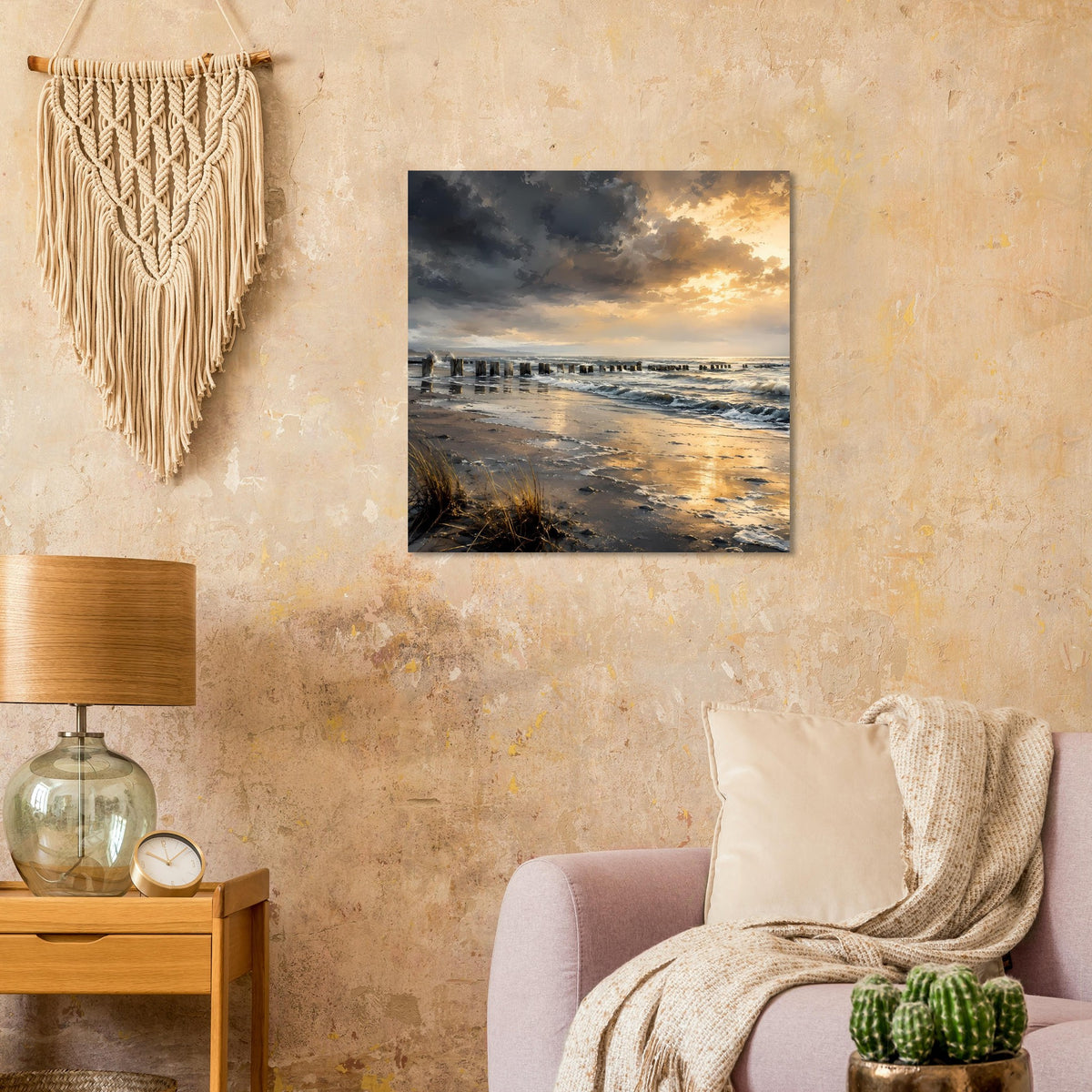 Quadratisches Strandposter mit Sonnenuntergang, Meerblick, Steg und dunklen Wolken.