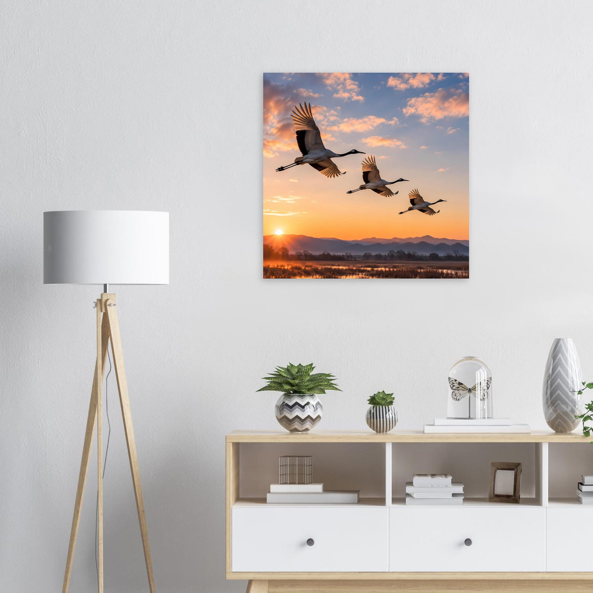 Wandposter mit Kranichen im Flug vor farbigem Sonnenuntergangshimmel
