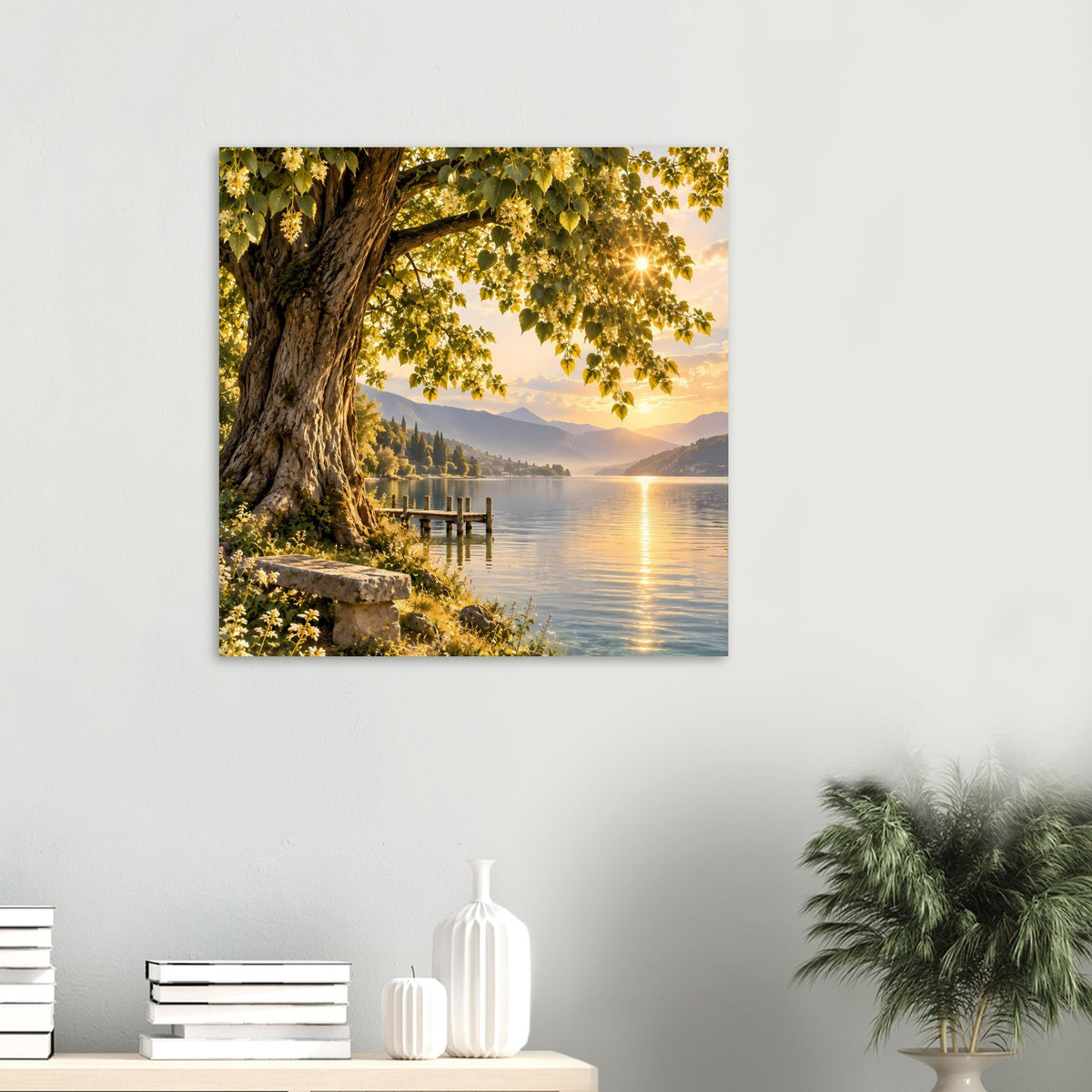 Quadratisches Poster mit Baumkrone über ruhigem See und Holzsteg bei Sonnenuntergang