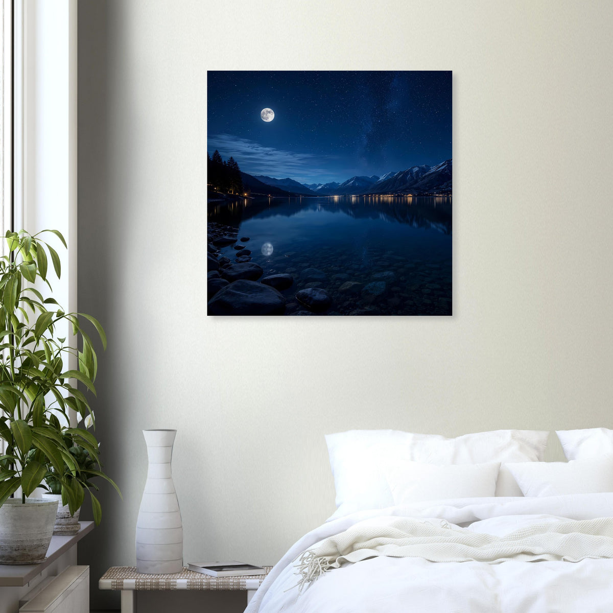 Quadratisches Poster mit blauem Nachthimmel, See mit Spiegelung, Bergen und Mond
