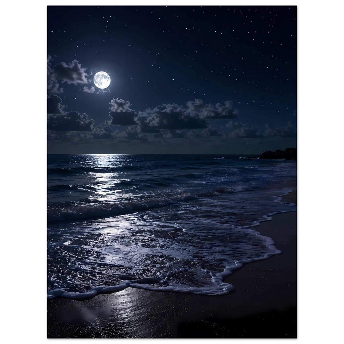 Strandposter im Hochformat: Nachtsicht der Küste mit Mond, Sternen und Brandung am Strand.