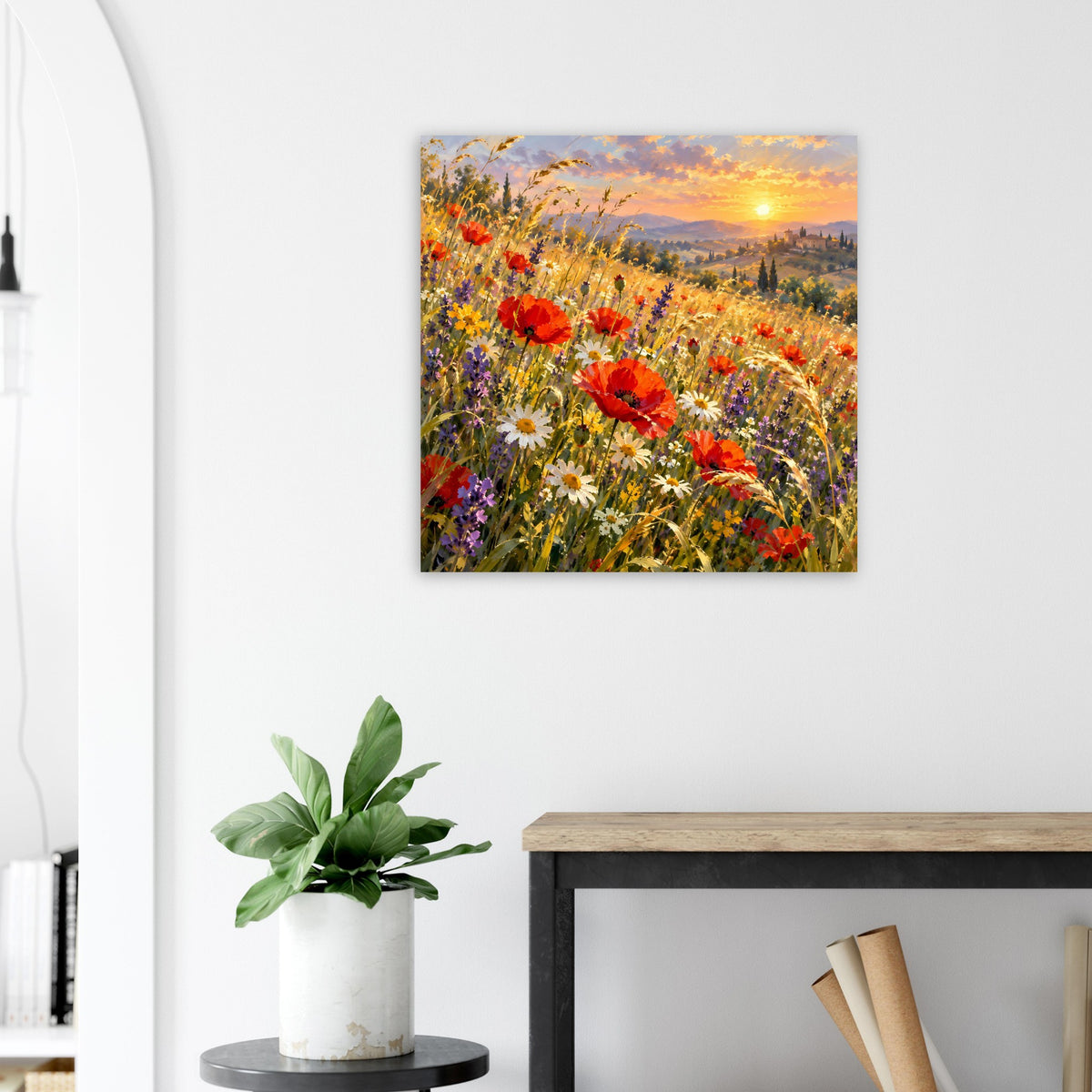 Wandposter mit Blumenfeld, leuchtenden roten Blüten und Abendhimmel