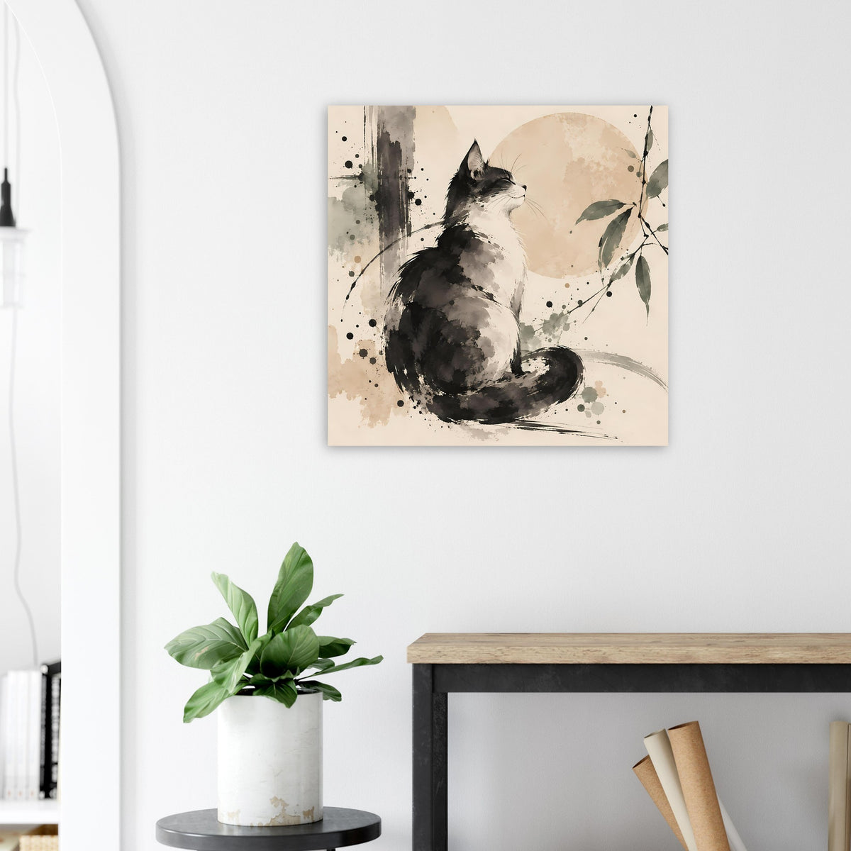 Wandposter mit Aquarell-Katze in Schwarz, beiger Mondkreis und grüne Blattspitzen