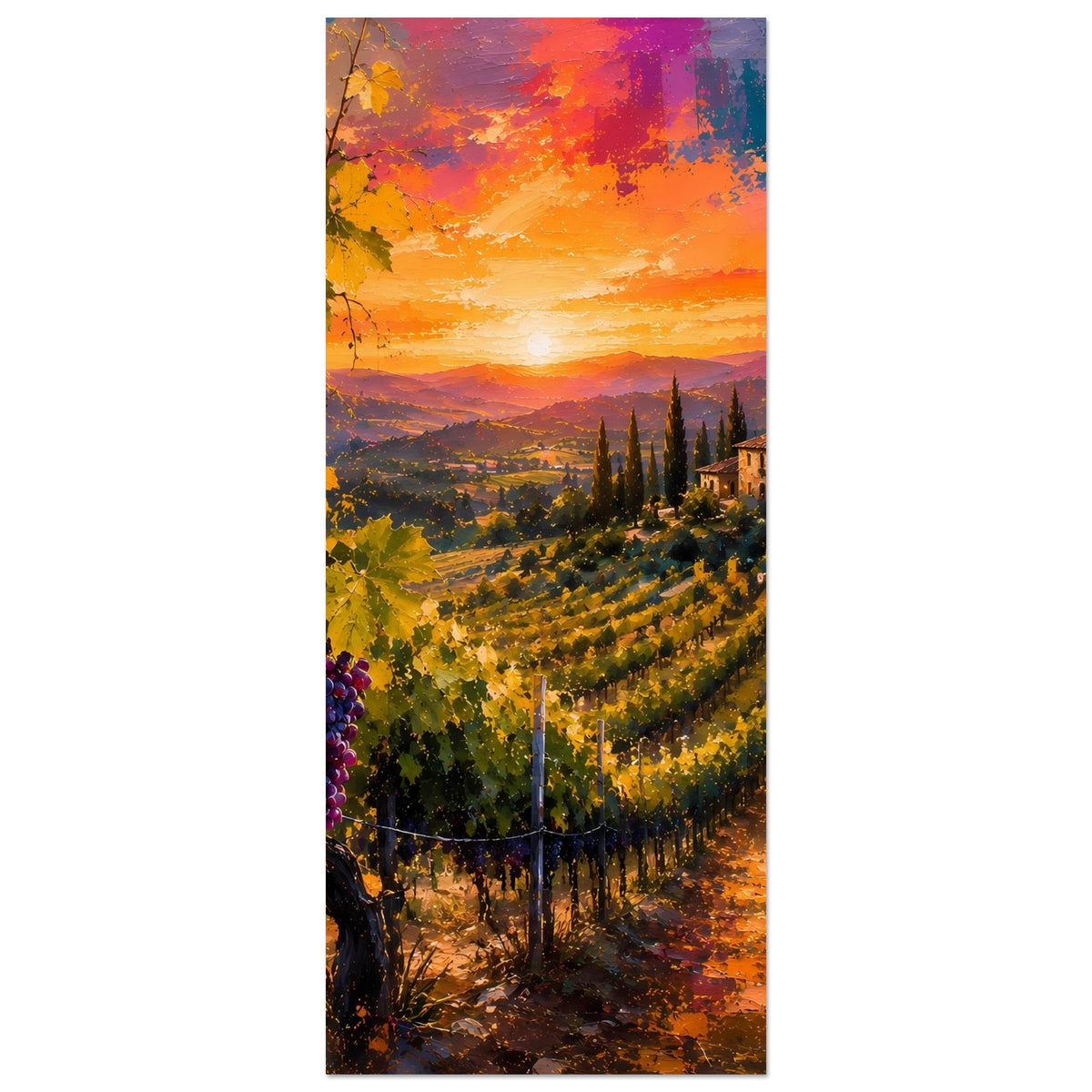 Vertikales Poster mit Weinberg im Sonnenuntergang, Rebreihen und Trauben im Vordergrund