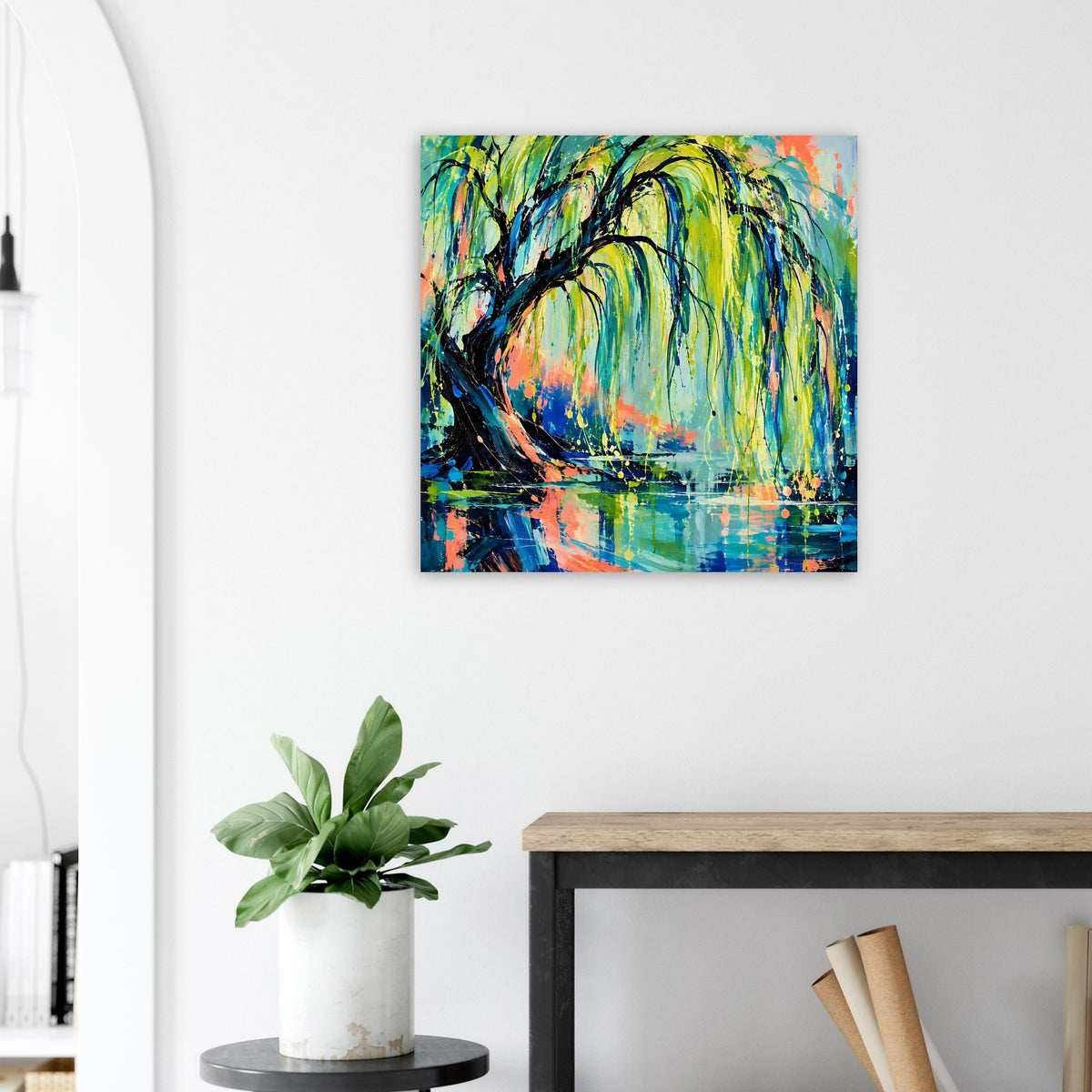 Abstraktes Baumkunst-Poster mit leuchtenden Grün-, Blau- und Orangetönen, dunklem Stamm
