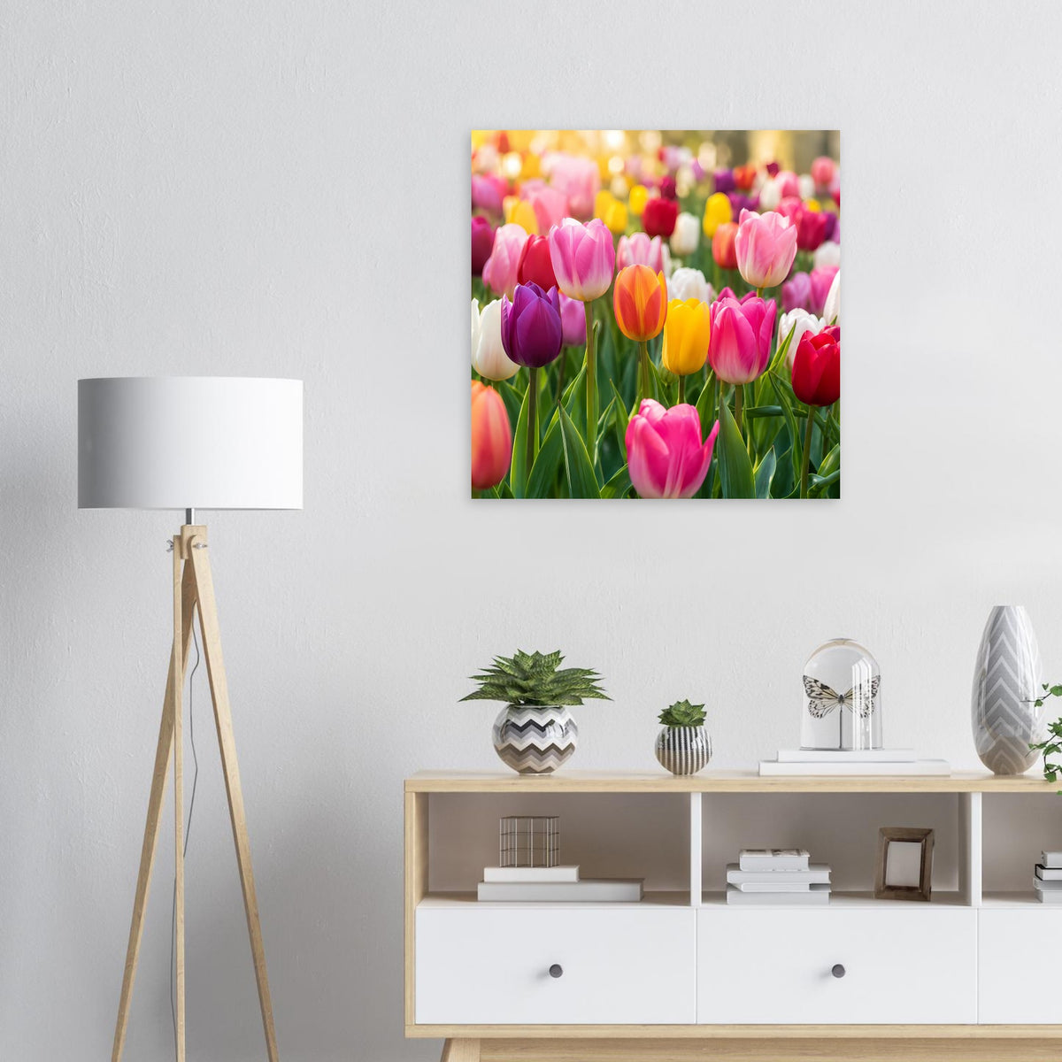 Quadratisches Poster mit bunten Tulpen im grünen Beet