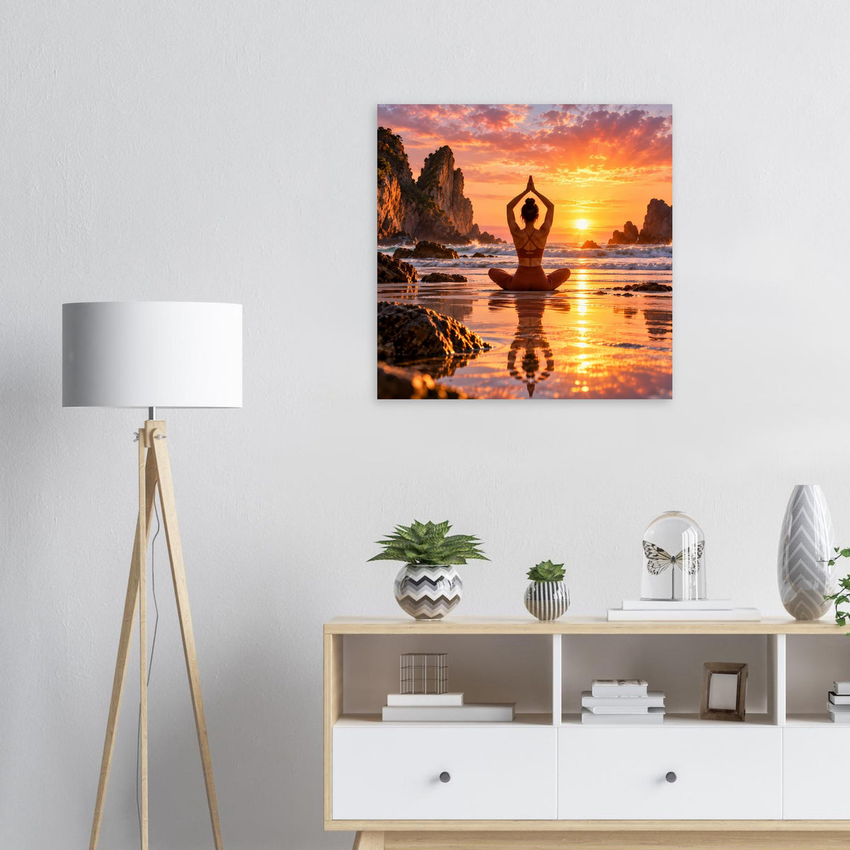Quadratisches Yoga-Poster mit meditierender Silhouette und Sonnenuntergang über dem Meer