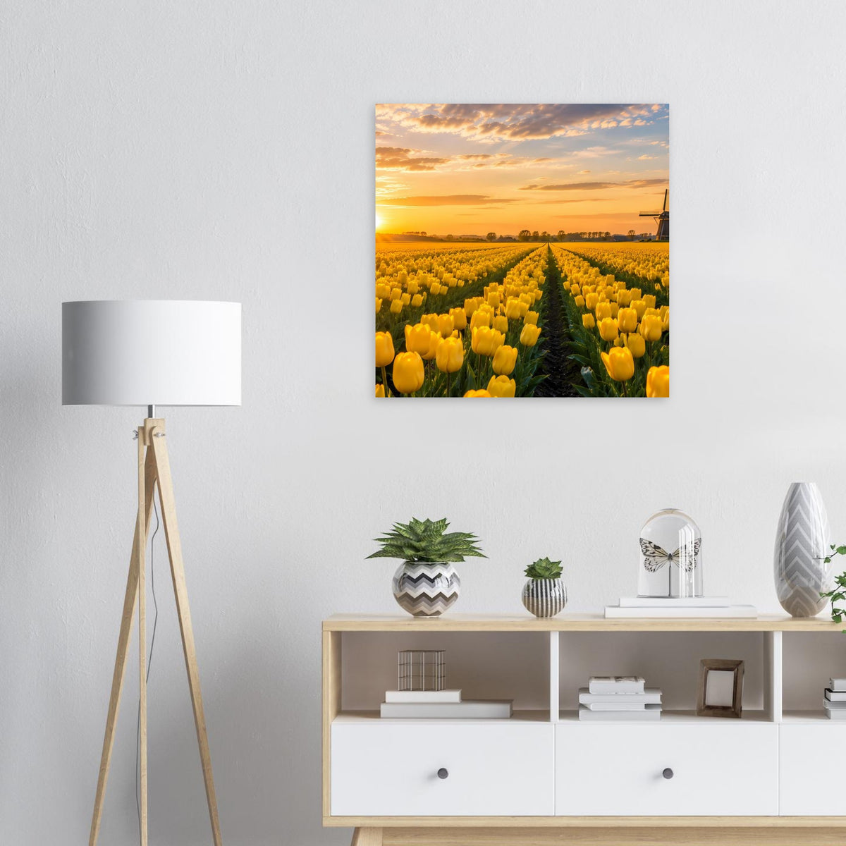 Wandposter: gelbes Tulpenfeld mit Windmühle am Horizont beim Sonnenuntergang