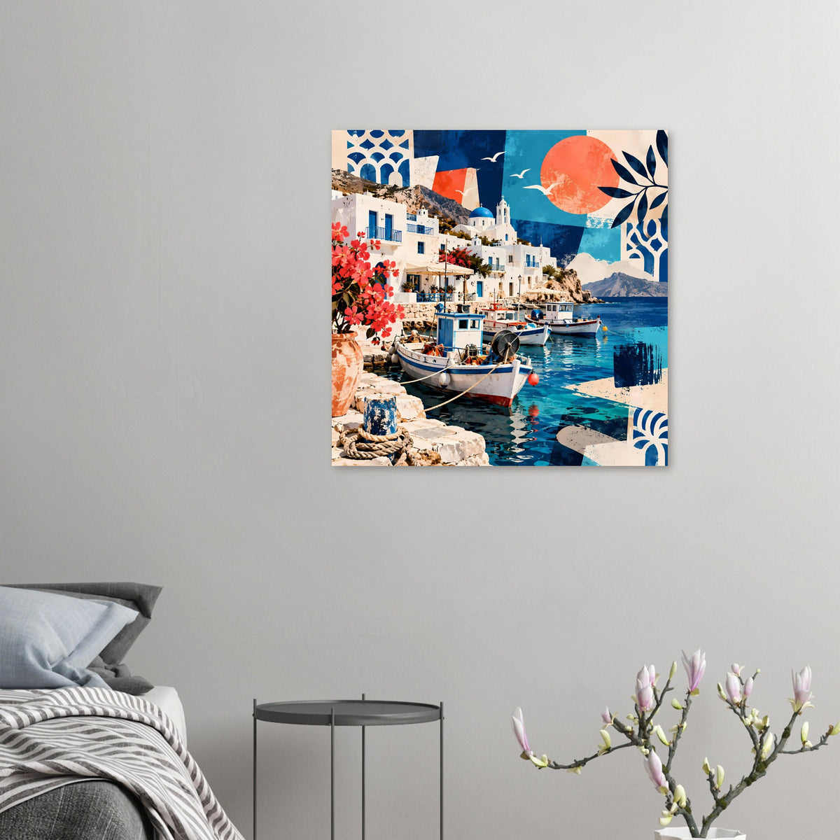 Kleines Hafenposter an der Wand: Fischerboote, weiße Häuser, rote Blüten, orangefarbener Kreis