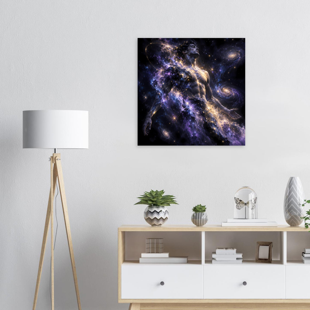 Galaxienposter im Rahmen: violett-galaktische Nebel mit goldenen Lichtbahnen