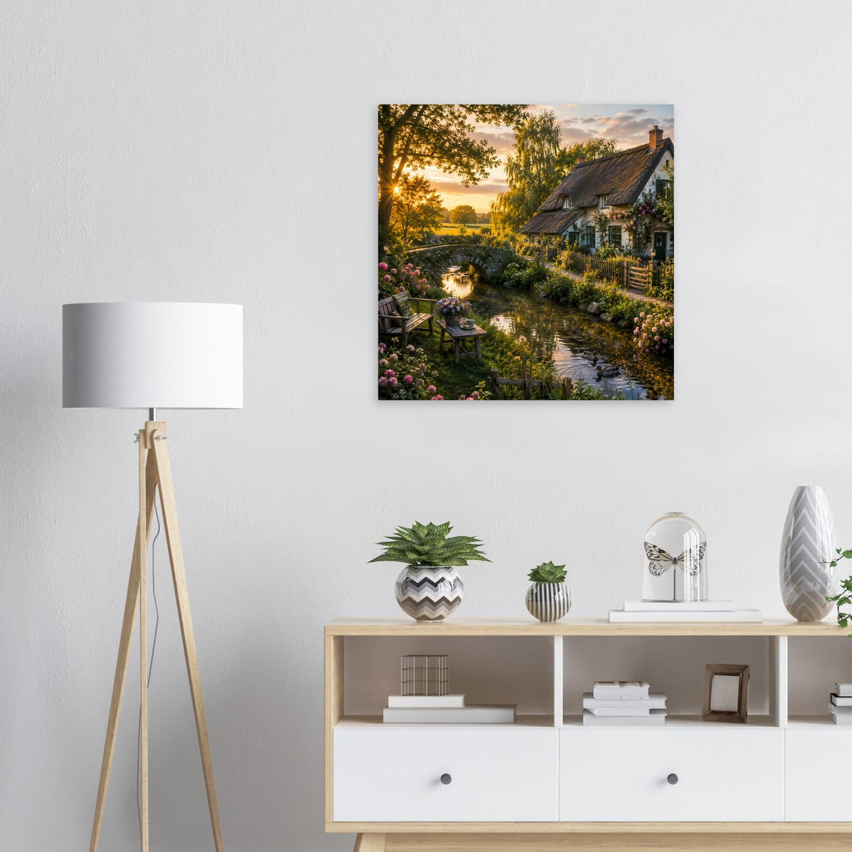 Quadratisches Poster: Landhaus, Gartenweg und warmer Sonnenuntergang