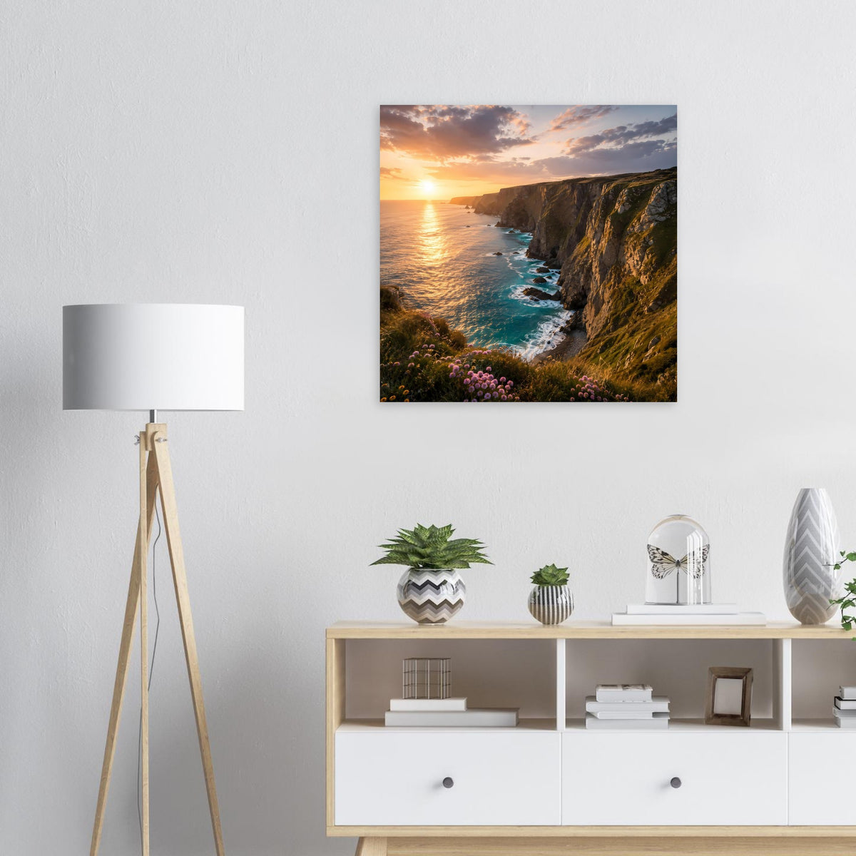 Poster mit Küste, Sonnenuntergang, Meer und Felsklippen im Abendlicht.