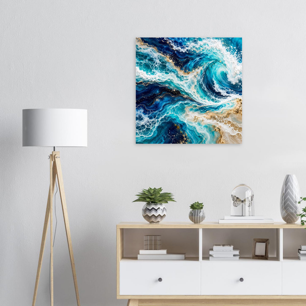 Quadratisches Poster mit dynamischen Wellen in Blau und Türkis, mit beigen Goldnuancen