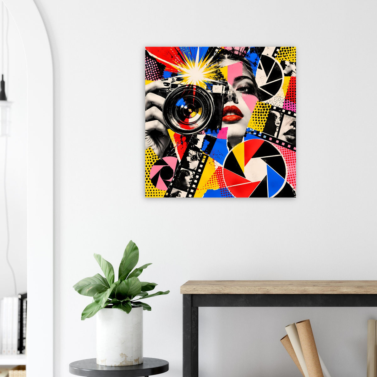 Pop-Art-Fotoposter mit Porträt einer Frau und Kamera, bunte Punkte, Streifen und Formen.