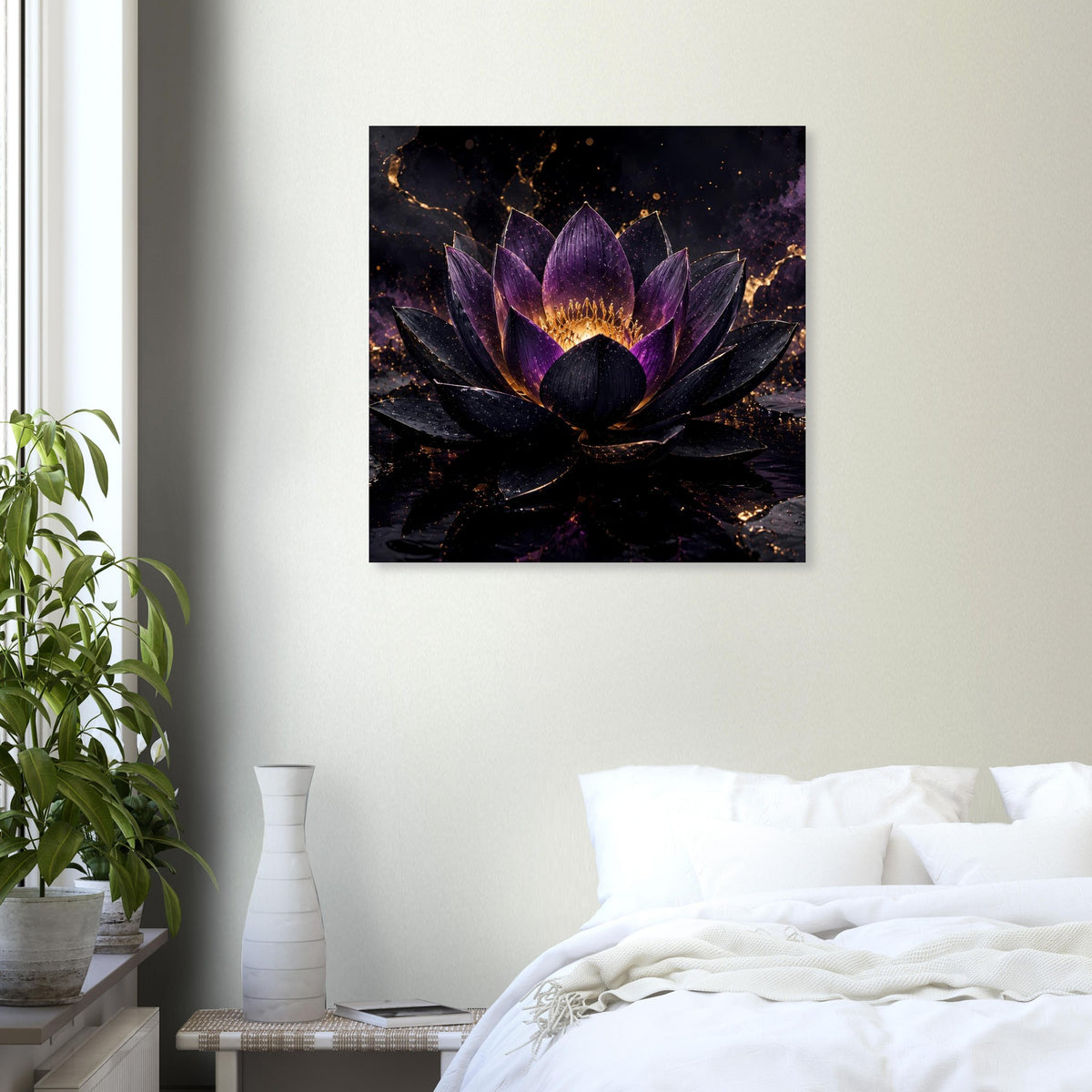 Lotusblüten-Poster mit violetter Lotusblüte und goldenen Strahlen über schwarzem Wasser.