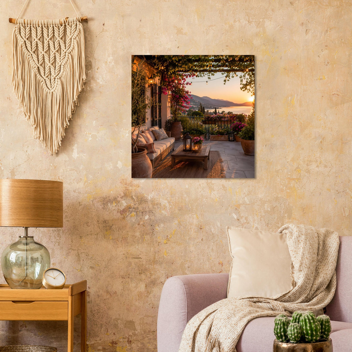 Poster mit mediterraner Terrasse bei Sonnenuntergang, Sitzbereich am Tisch mit Laterne und Blumen