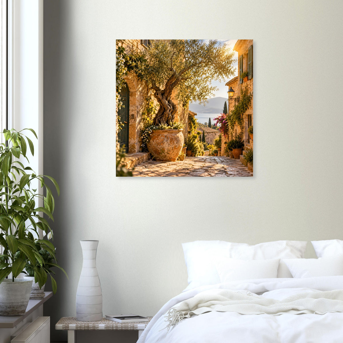 Mediterranes Poster mit beleuchtetem Innenhofweg, Olivenbaum und Tongefäß im Vordergrund