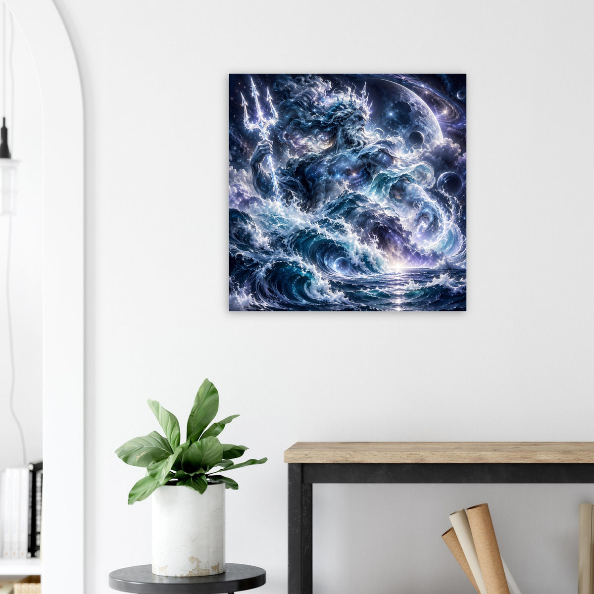 Poster mit blauem Wolken- und Ozeanwellenwirbelmotiv, quadratisch an weißer Wand