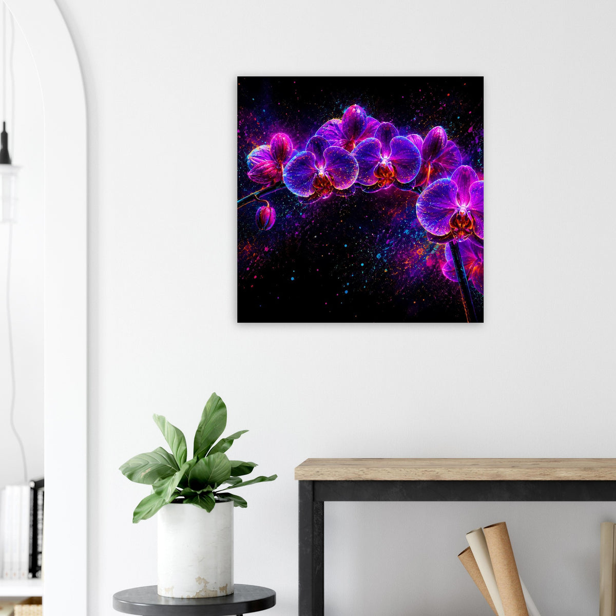 Blumenposter mit Neon-Orchideen im schwarzen Rahmen, pinke und violette leuchtende Orchideenbogen.