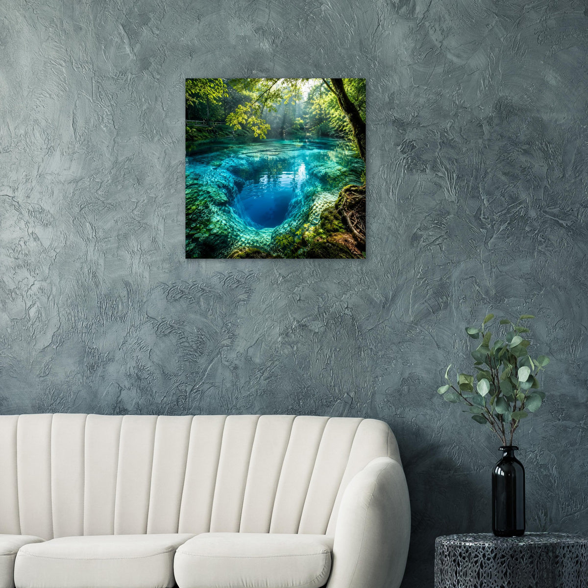 Quadratisches Poster im schwarzen Rahmen mit Waldsee-Motiv, blau-türkisem Wasser und Moosfelsen