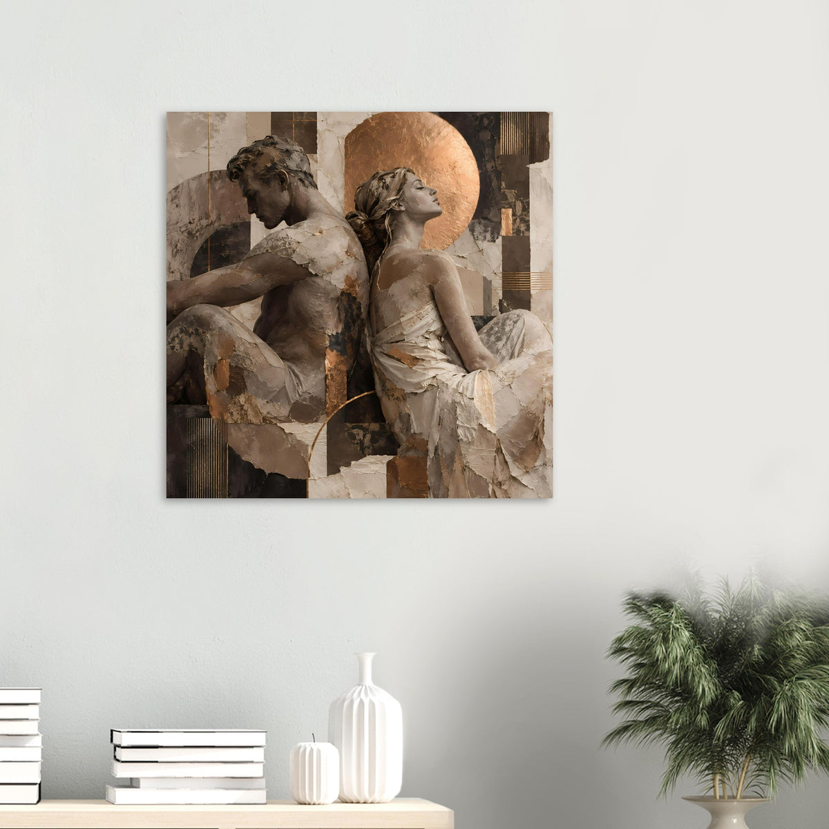 Kunstposter mit zwei sitzenden Figuren, beige-braune Muster und runde goldene Hintergrundleuchte