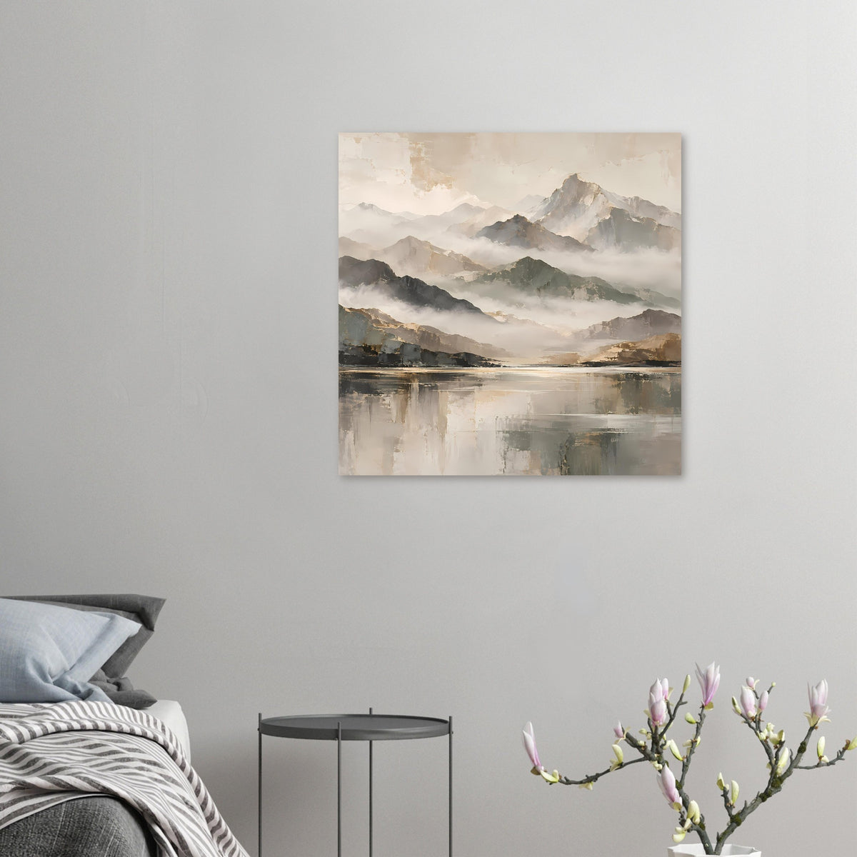 Naturposter (klein) mit nebliger Berglandschaft und spiegelndem Wasser in Beige-Gold