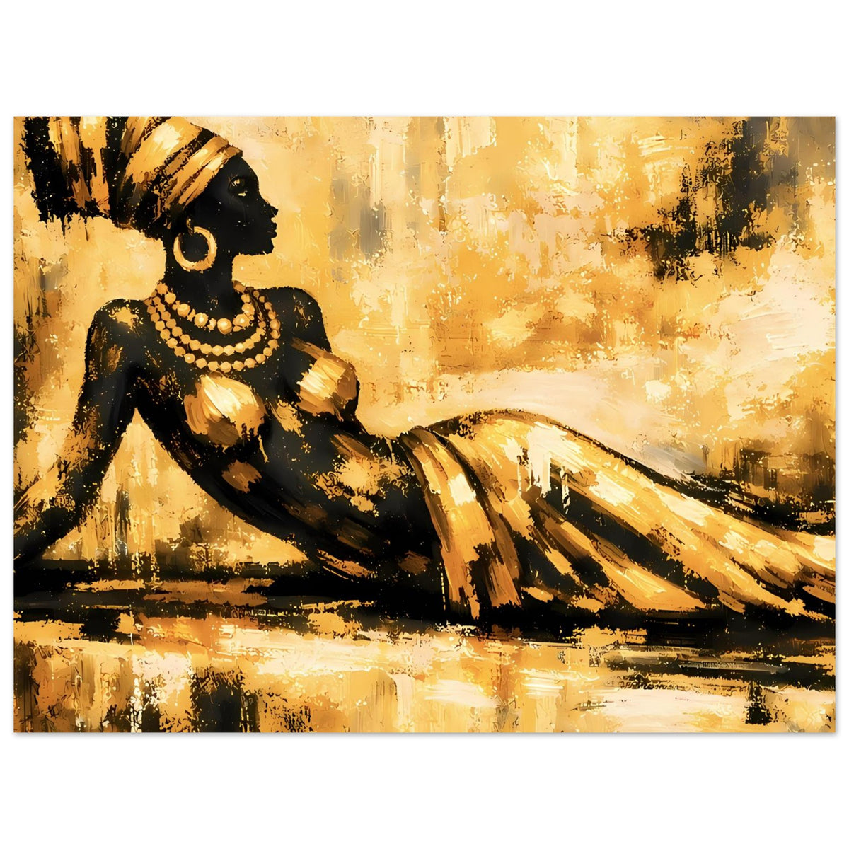 Goldfarbenes Poster: schwarze Frau mit Perlenkette, gold schimmerndes Gewand vor abstraktem Hintergrund