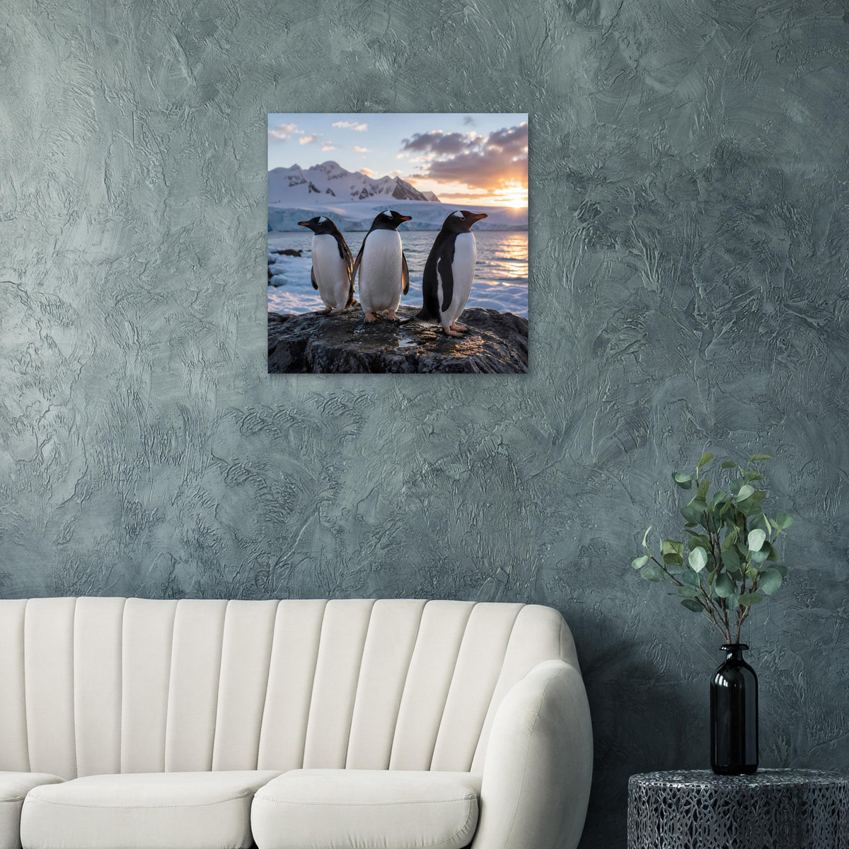 Quadratisches Wandposter mit drei Pinguinen auf Felsen, Berge und Sonnenuntergang