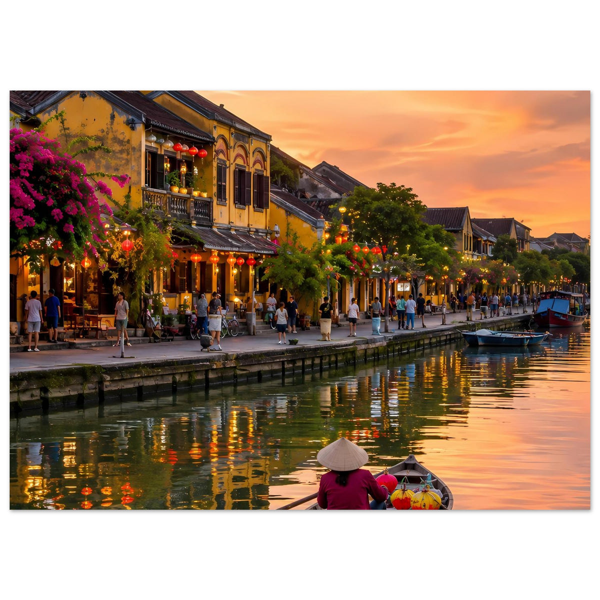 Querformat-Poster: Fluss bei Sonnenuntergang mit belebter Uferpromenade, Laternen und Boot