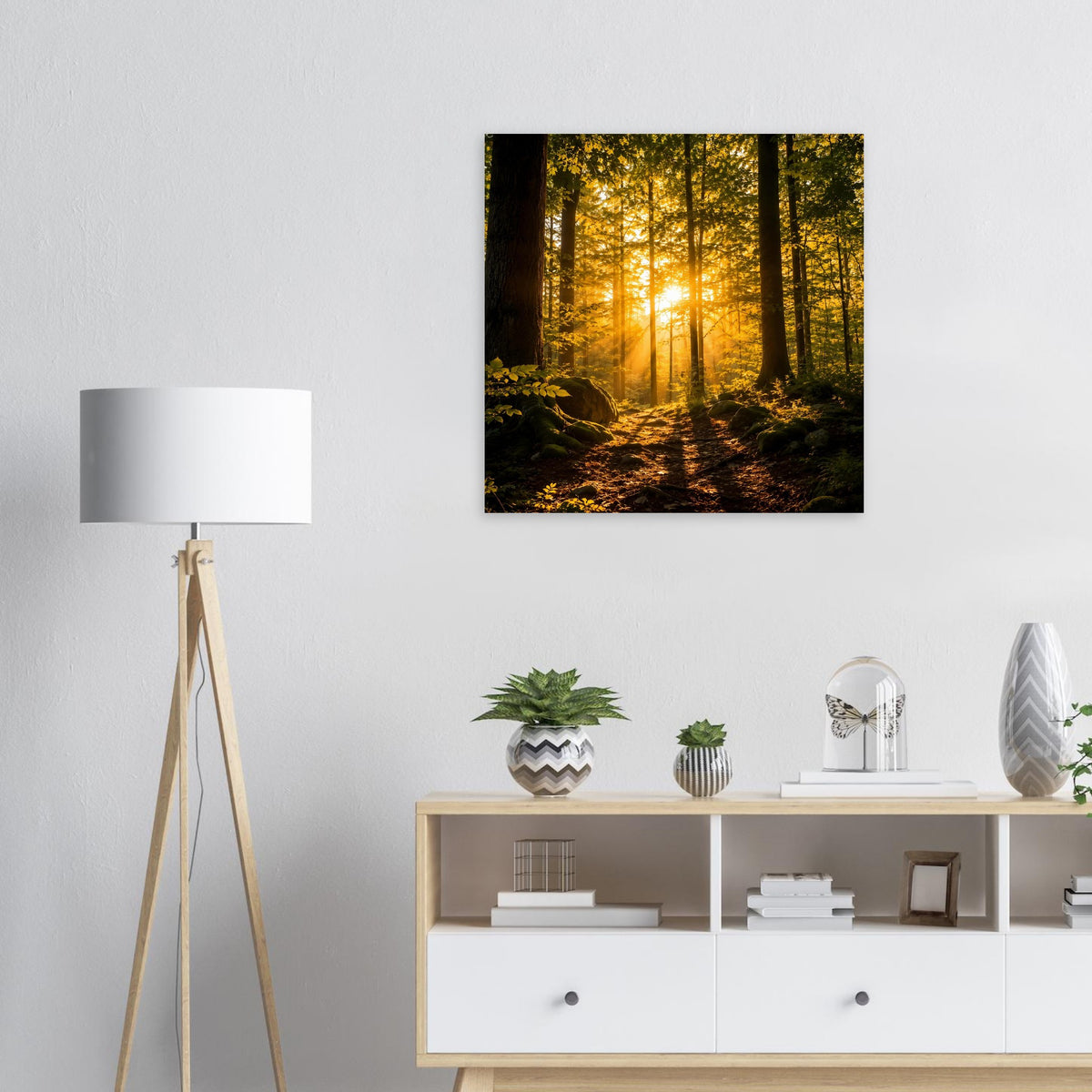 Quadratisches Poster mit Waldweg und warmem Lichtstrahl durch den Wald