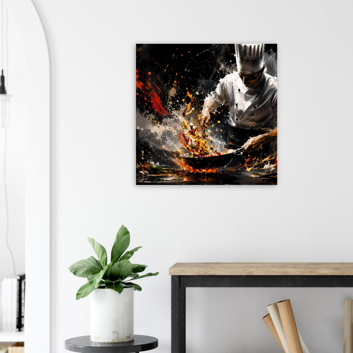 Wandposter im Rahmen: Koch in Aktion mit Feuerwirbel, leuchtende Spritzer in Rot und Orange