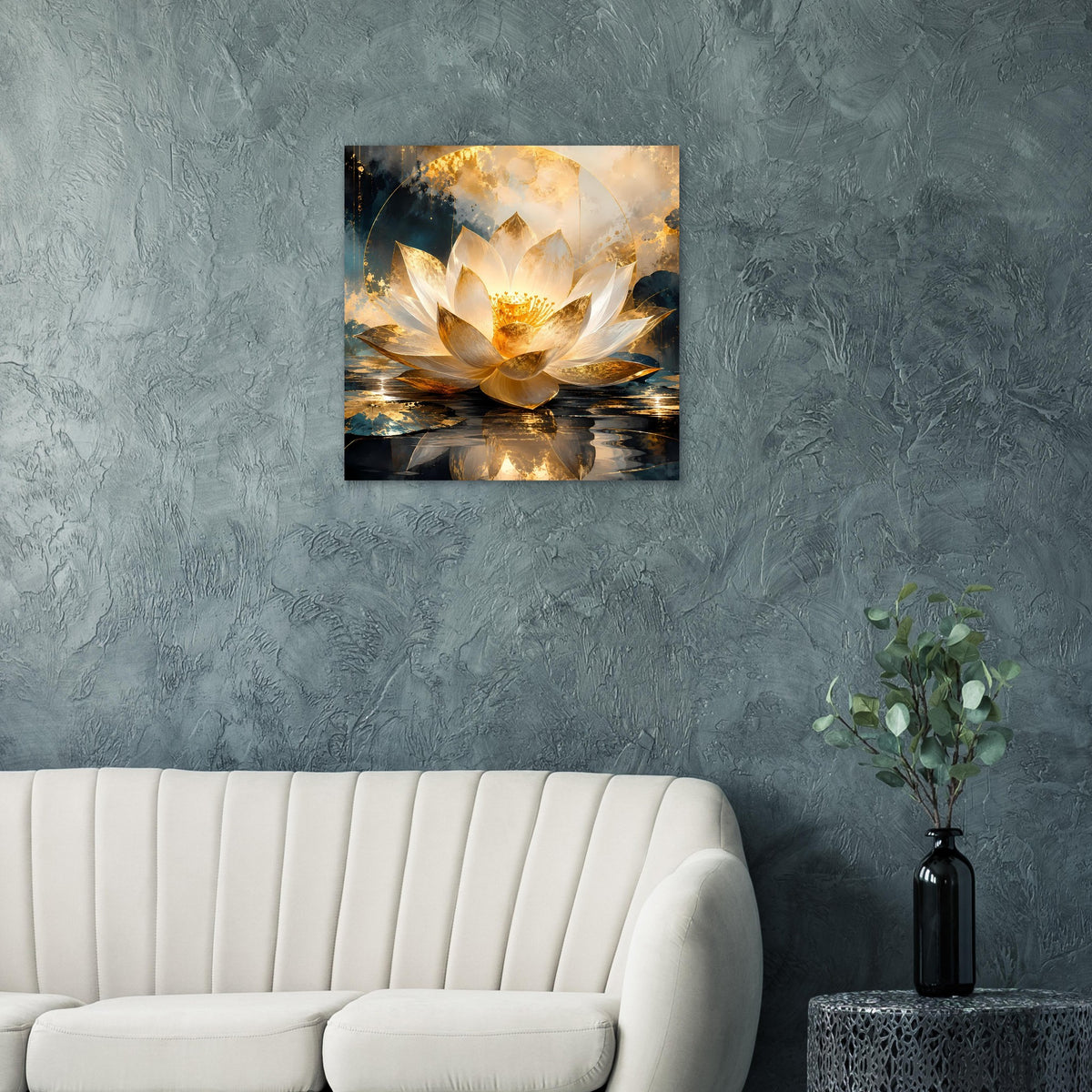 Quadratisches Kunstposter mit Lotusblüte in Weiß und Gold auf spiegelndem Wasser