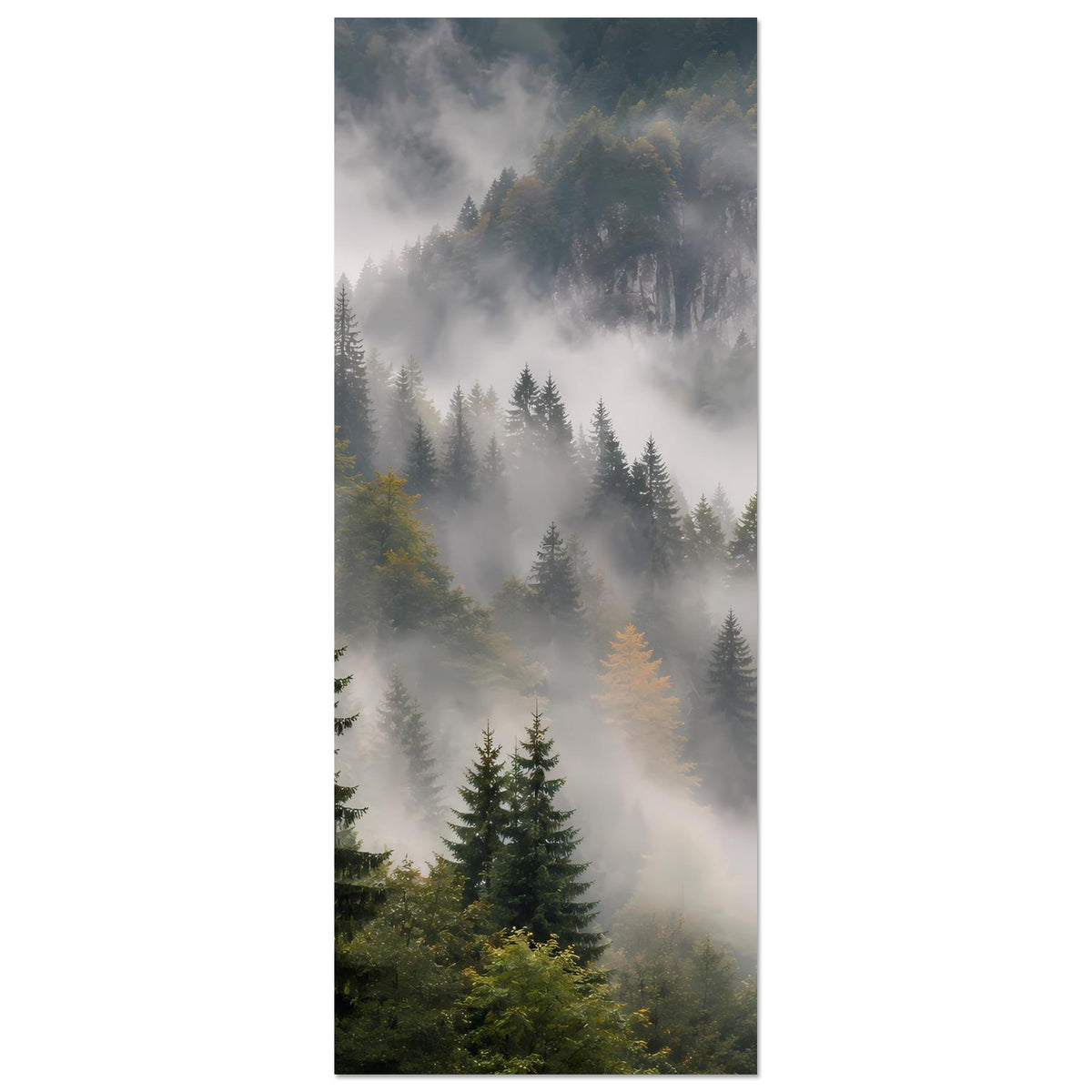 Vertikales Poster mit Waldnebel und Tannen, dezente Lichtreflexe im Bild