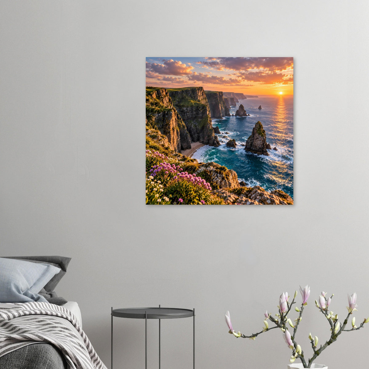 Kleines Poster im Quadratformat: Felsenküste, Wellen am Strand, Sonnenuntergang und pinke Blüten