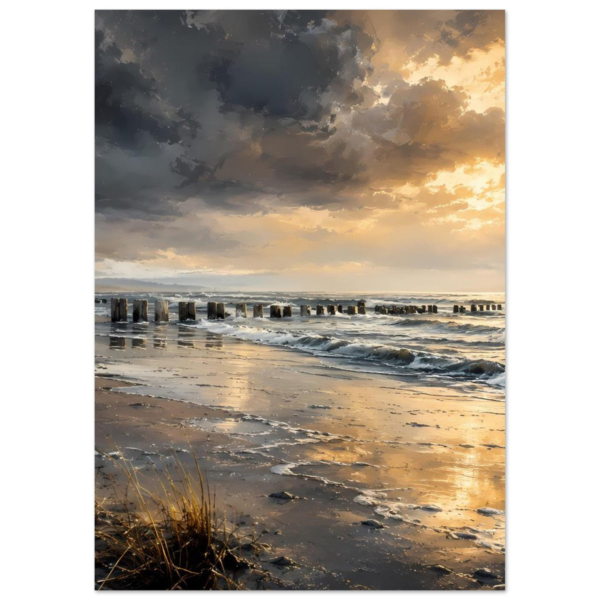 Strandposter im Hochformat: sandiger Strand mit Wellen, Pfähle im Meer und dramatischem Himmel