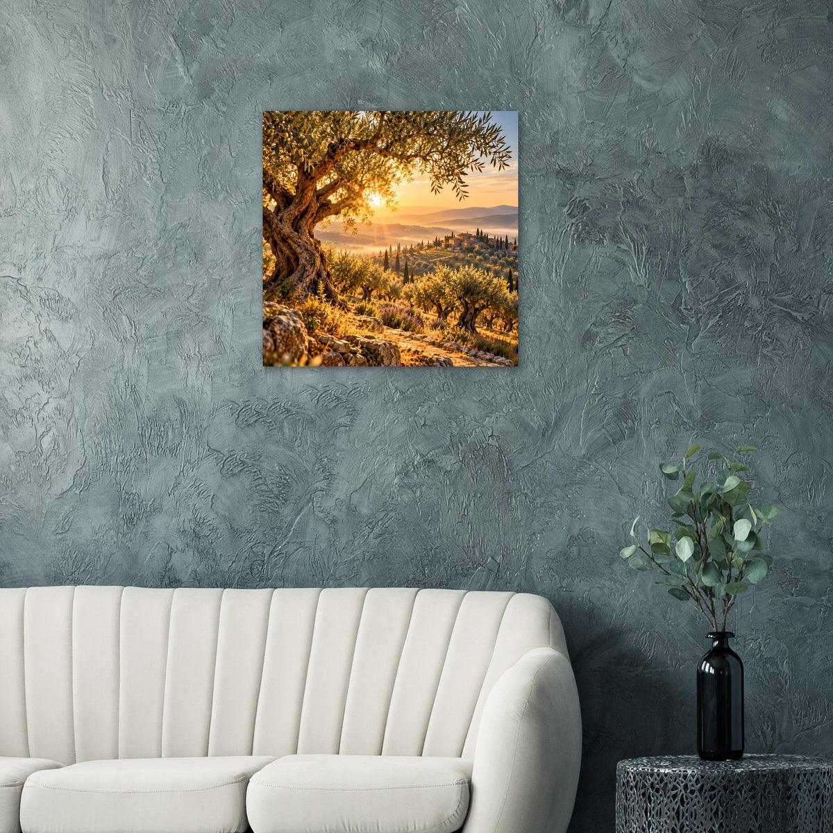 Quadratisches Poster mit Olivenbaum, goldener Sonnenstimmung und Hügeln im Hintergrund