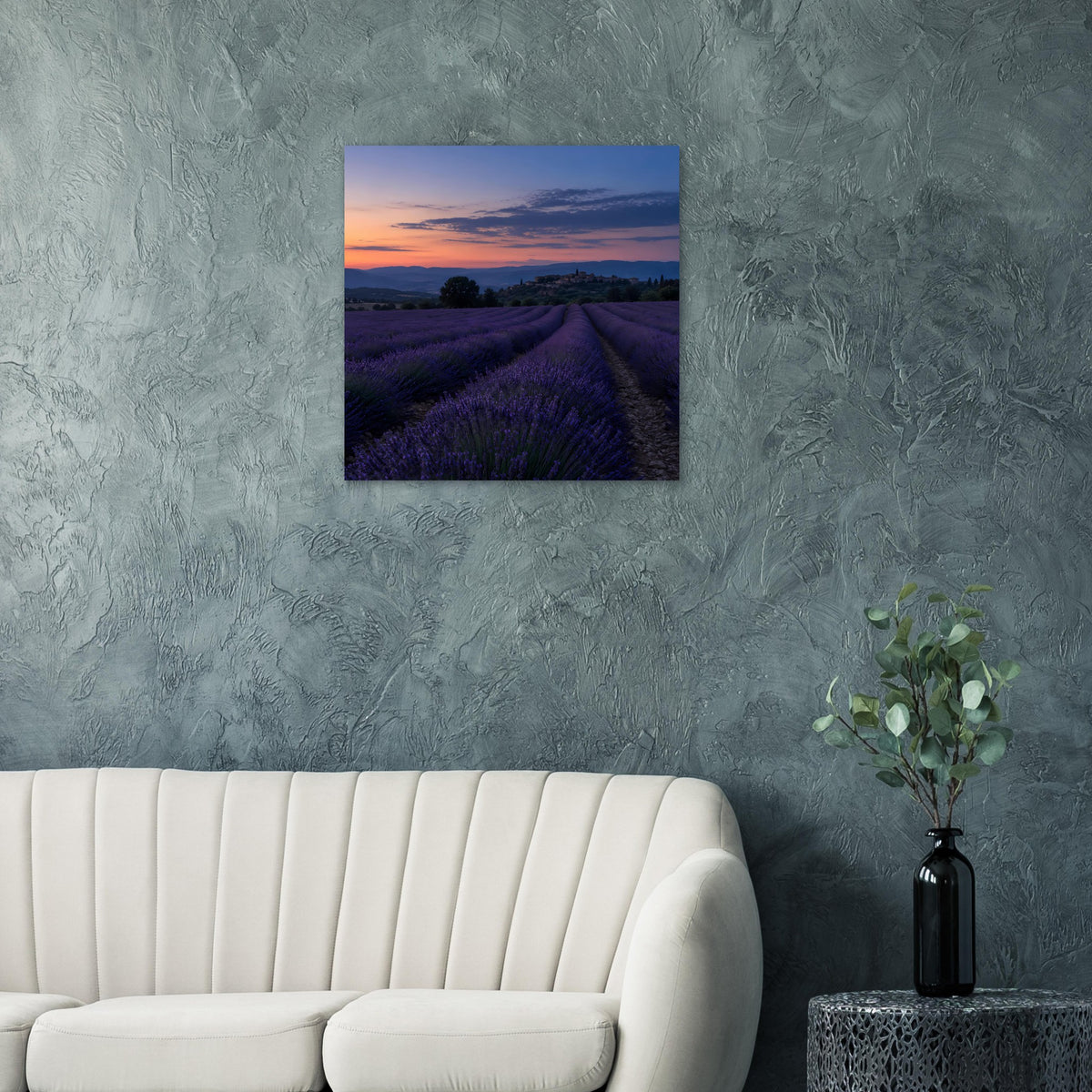 Quadratisches Poster mit Lavendelreihen und Abendhimmel in Orange, Blau und Violett.