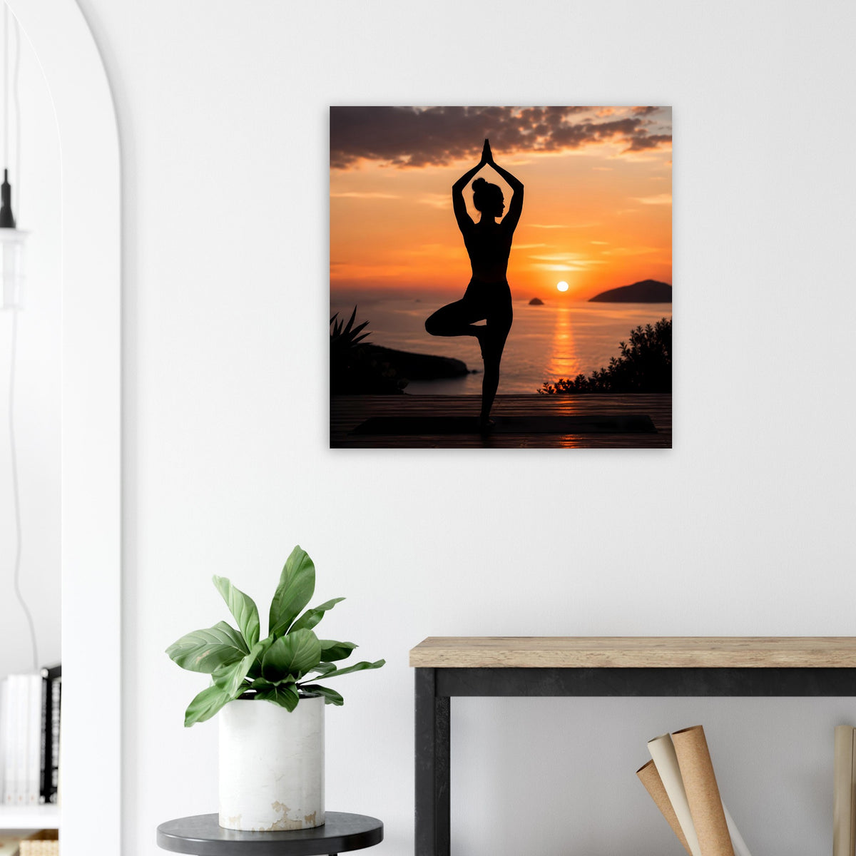 Gerahmtes Yoga-Poster mit schwarzer Yoga-Silhouette, Sonnenuntergang am Wasser
