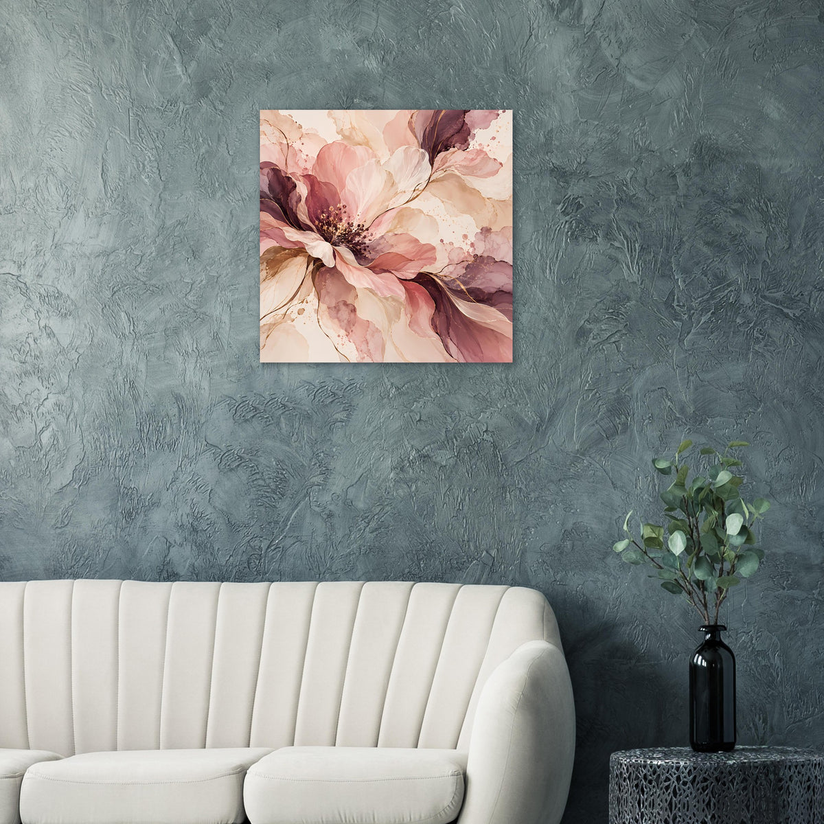 Blütenposter mit rosa-beerem Blumenmotiv, mittig an blauer Wand